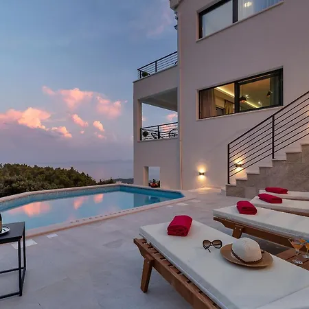 Sara Villa Makarska
